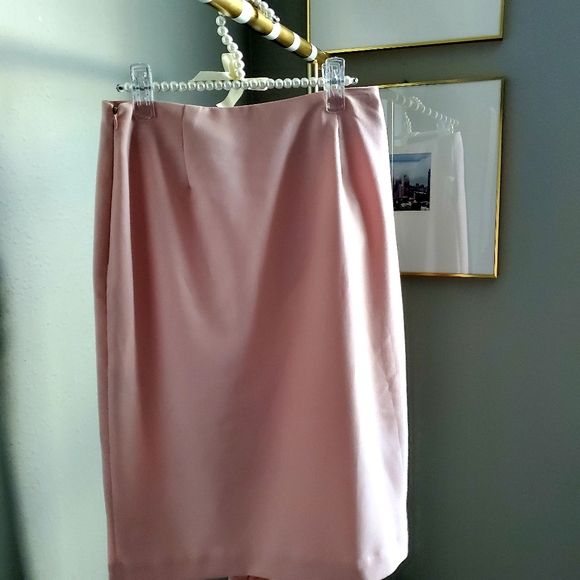 🥳 Pencil Skirt - Picture 2 of 3